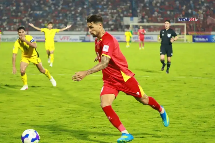 Xuân Son và Hoàng Hên ăn mừng bàn thắng